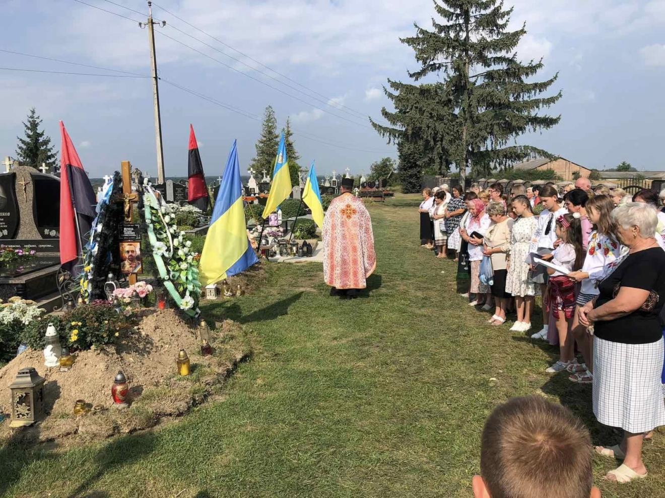 У Миколаєві та селах нашої громади вшанували полеглих захисників ...