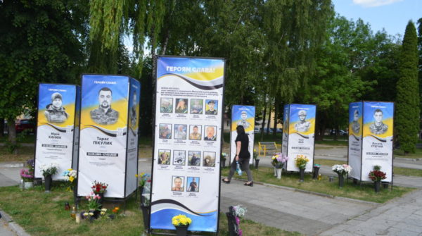 У центрі Миколаєва оновили комплекс меморіальних стендів